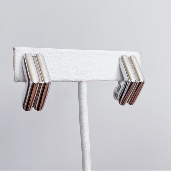 Monet Silver Tone Ribbed Pyramid Clip On Classic Earrings 1” - Picture 7 of 13